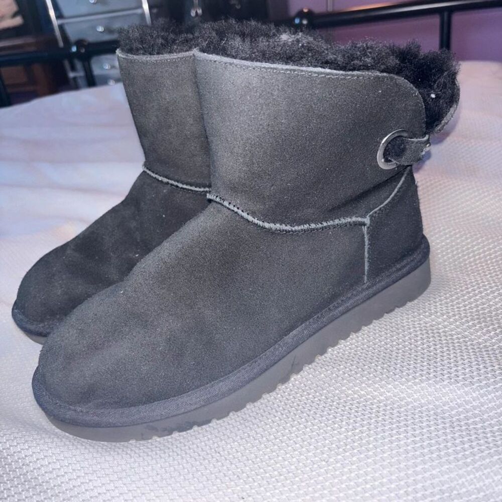 Black Koolaburra by UGG slip on casual Remley Mini suede boots size 8 comfy warm